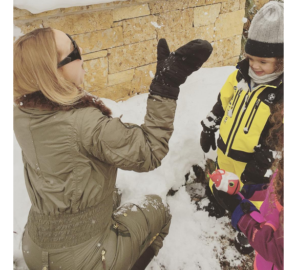 Mariah Carey fait une bataille de boules de neige lors de ses vacances à Aspen avec les jumeaux Monroe et Moroccan / photo postée sur Instagram, le 20 décembre 2015.
