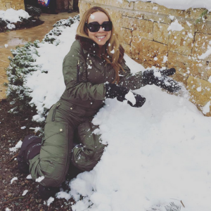 Mariah Carey fait une bataille de boules de neige lors de ses vacances à Aspen / photo postée sur Instagram, le 20 décembre 2015.
