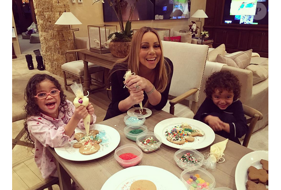Mariah Carey en vacances à Aspen avec ses enfants, Monroe et Moroccan / photo postée sur Instagram, le 21 décembre 2015.
