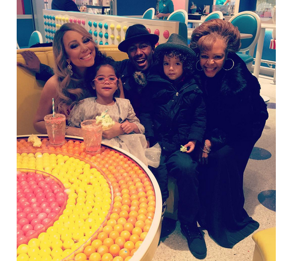 Mariah Carey est allé dîner avec ses enfants Monroe et Moroccan ainsi que leur père Nick Cannon et leur grand-mère / photo postée sur Instagram, le 19 décembre 2015.