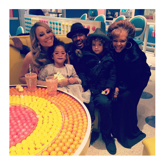 Mariah Carey est allé dîner avec ses enfants Monroe et Moroccan ainsi que leur père Nick Cannon et leur grand-mère / photo postée sur Instagram, le 19 décembre 2015.