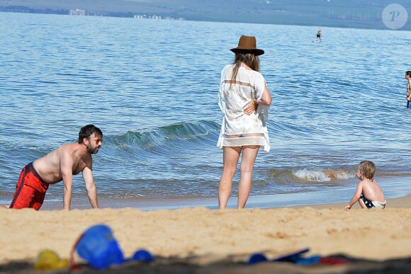 Exclusif - Olivia Wilde, son compagnon Jason Sudeikis et leur fils Otis passent une belle journée ensoleillée sur une plage à Hawaii le 18 décembre.