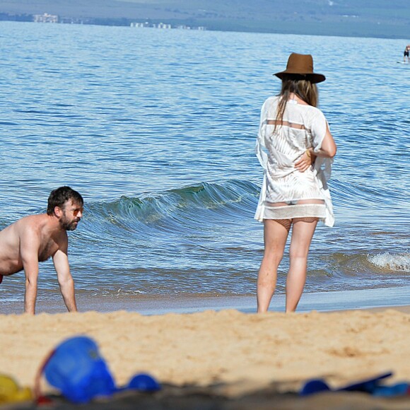 Exclusif - Olivia Wilde, son compagnon Jason Sudeikis et leur fils Otis passent une belle journée ensoleillée sur une plage à Hawaii le 18 décembre.