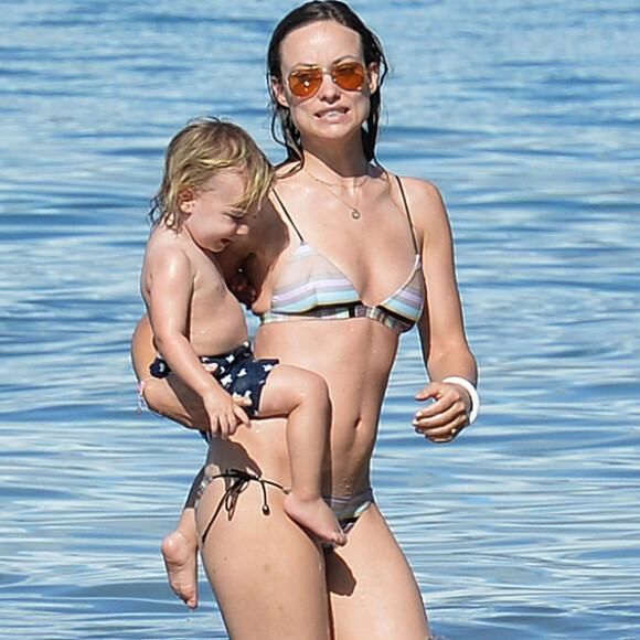 Exclusif - Olivia Wilde et Otis passent une belle journée ensoleillée sur une plage à Hawaii le 18 décembre.