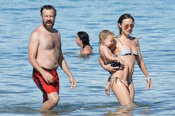 Exclusif - Olivia Wilde, Jason Sudeikis et leur fils Otis passent une belle journée ensoleillée sur une plage à Hawaii le 18 décembre.