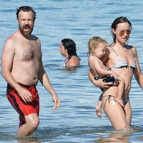 Exclusif - Olivia Wilde, Jason Sudeikis et leur fils Otis passent une belle journée ensoleillée sur une plage à Hawaii le 18 décembre.