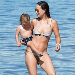 Exclusif - Olivia Wilde et son fils Otis passent une belle journée ensoleillée sur une plage à Hawaii le 18 décembre.