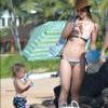 Exclusif - Olivia Wilde et son fils Otis sur une plage à Hawaii le 18 décembre.