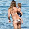 Exclusif - Olivia Wilde, sculpturale en bikini, avec son fils Otis, à Hawaii le 18 décembre.