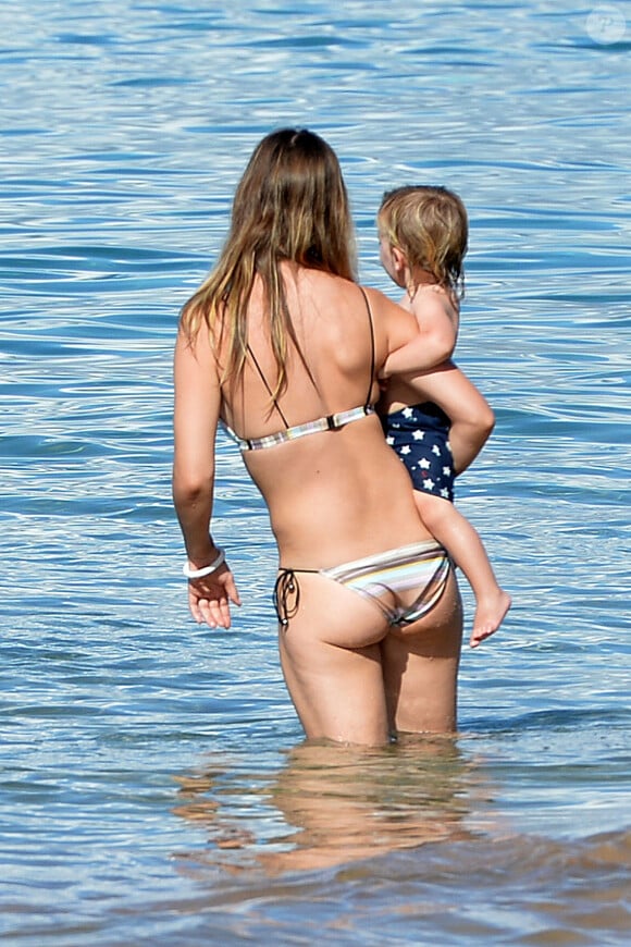 Exclusif - Olivia Wilde, sculpturale en bikini, avec son fils Otis, à Hawaii le 18 décembre.