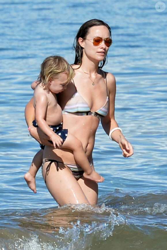 Exclusif - Olivia Wilde, son compagnon Jason Sudeikis et leur fils Otis passent une belle journée ensoleillée sur une plage à Hawaii le 18 décembre.