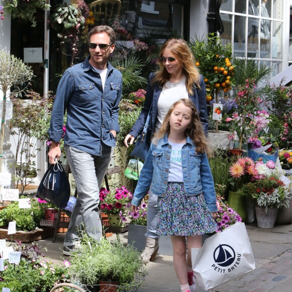 Exclusif - Première sortie en famille des jeunes mariés Geri Halliwell et Christian Horner à Londres à leur retour de lune de miel à Woburn Abbey. La petite Bluebell est souriante et heureuse, elle tient la main à Christian Horner, le 30 mai 2015