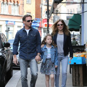 Exclusif - Première sortie en famille des jeunes mariés Geri Halliwell et Christian Horner à Londres à leur retour de lune de miel à Woburn Abbey. La petite Bluebell est souriante et heureuse, elle tient la main à Christian Horner, le 30 mai 2015