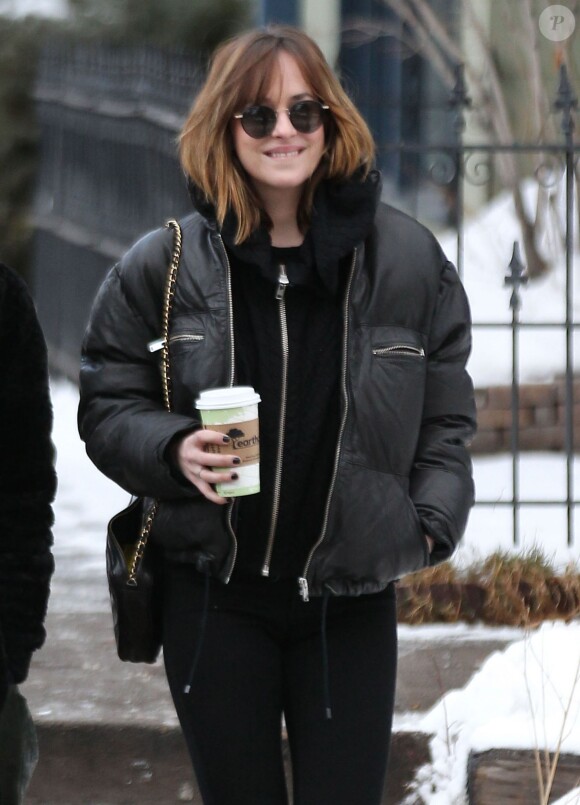 Exclusif - Dakota Johnson fait du shopping avec quelques amis à Aspen le 20 décembre 2015.