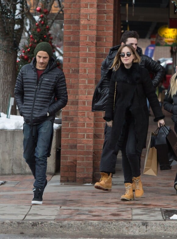 Exclusif - Dakota Johnson et Stella Banderas font du shopping à Aspen- le 19 décembre 2015.