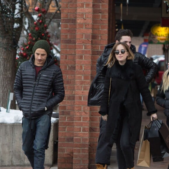 Exclusif - Dakota Johnson et Stella Banderas font du shopping à Aspen le 19 décembre 2015.
