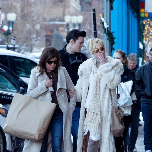 Exclusif - Melanie Griffith passe ses vacances à Aspen avec ses filles Dakota Johnson et Stella Banderas le 18 décembre 2015.