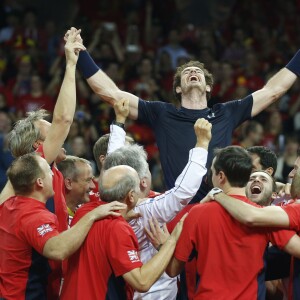Andy Murray porté en triomphe par ses coéquipiers après la victoire de la Grande-Bretagne en finale de la Coupe Davis face à la Belgique à Gand le 29 novembre 2015 © Philippe Buissin