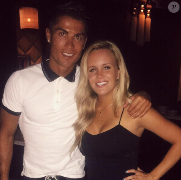 Cristiano Ronaldo et la propriétaire d'un téléphone disparu qu'il a retrouvé, lors d'un dîner offert par la star à cette dernière et ses amies - photo publiée sur le compte Instagram d'Austin Woolstenhulme le 6 juillet 2015