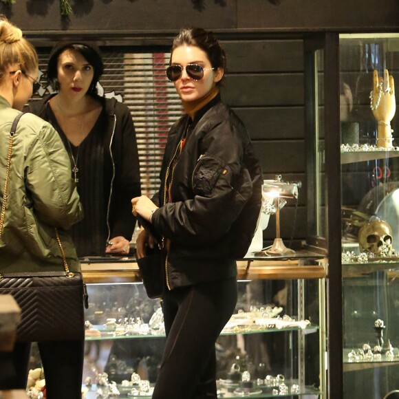 Kendall Jenner et Gigi Hadid font du shopping dans un magasin de bijoux à Beverly Hills, Los Angeles, le 22 décembre 2015.