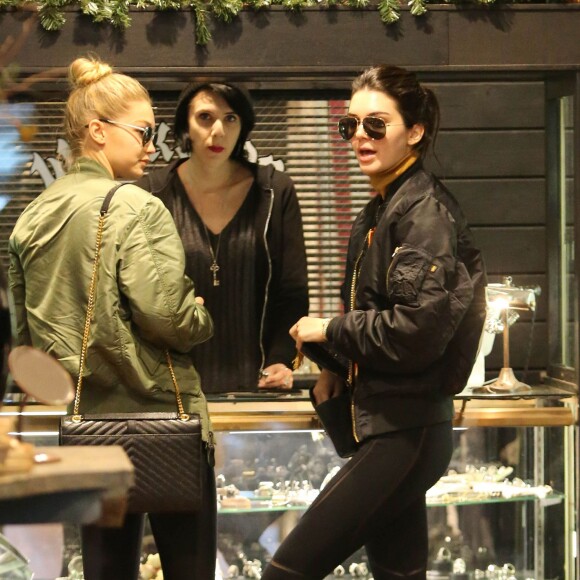 Kendall Jenner et Gigi Hadid font du shopping dans un magasin de bijoux à Beverly Hills, Los Angeles, le 22 décembre 2015.