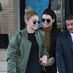 Kendall Jenner et Gigi Hadid quittent le Barneys New York à Beverly Hills, Los Angeles, le 22 décembre 2015.
