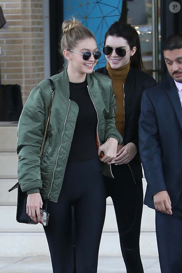Kendall Jenner et Gigi Hadid quittent le Barneys New York à Beverly Hills, Los Angeles, le 22 décembre 2015.