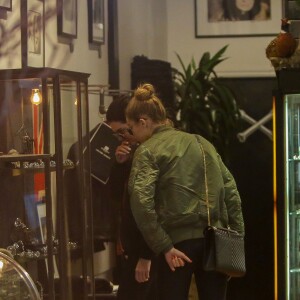 Kendall Jenner et Gigi Hadid font du shopping dans un magasin de bijoux à Beverly Hills, Los Angeles, le 22 décembre 2015.