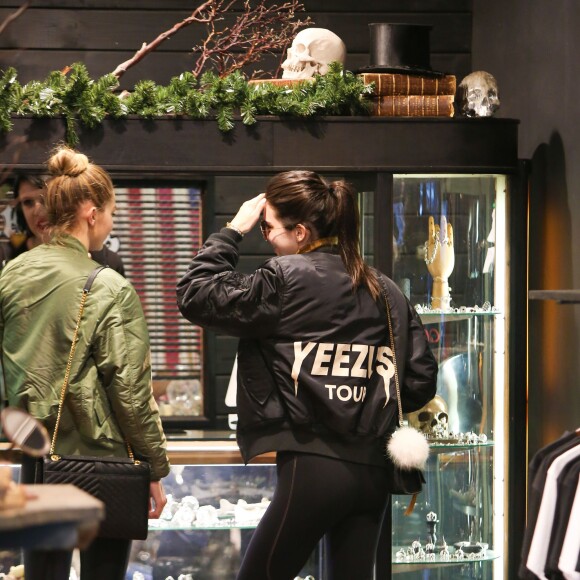 Kendall Jenner et Gigi Hadid font du shopping dans un magasin de bijoux à Beverly Hills, Los Angeles, le 22 décembre 2015.