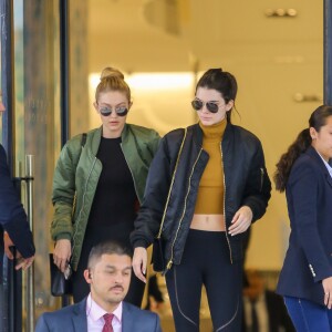 Kendall Jenner et Gigi Hadid quittent le Barneys New York à Beverly Hills, Los Angeles, le 22 décembre 2015.