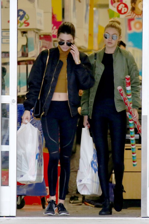 Kendall Jenner et Gigi Hadid font des achats dans un magasin Toys"R"Us à Los Angeles. Le 22 décembre 2015.
