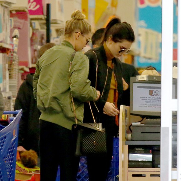 Kendall Jenner et Gigi Hadid font des achats dans un magasin Toys"R"Us à Los Angeles. Le 22 décembre 2015.