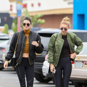 Kendall Jenner et Gigi Hadid font des achats dans un magasin Toys"R"Us à Los Angeles. Le 22 décembre 2015.