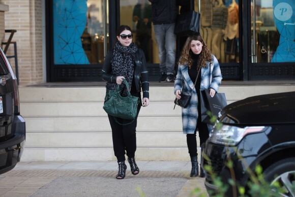 Michelle Trachtenberg et sa soeur Irene au centre commercial Barneys New York à Beverly Hills. Los Angeles, le 22 décembre 2015.