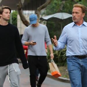 Arnold Schwarzenegger, son ex-épouse Maria Shriver et leur fils Patrick au centre commercial Barneys New York à Beverly Hills. Los Angeles, le 22 décembre 2015.