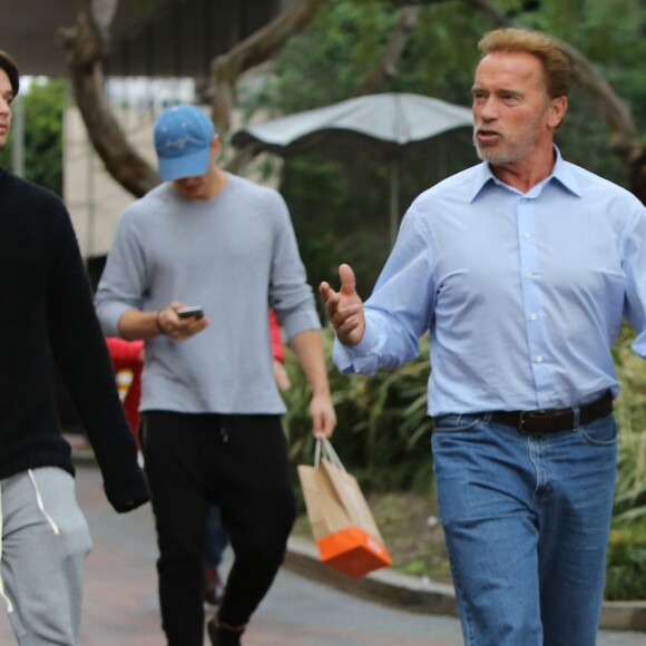 Arnold Schwarzenegger, son ex-épouse Maria Shriver et leur fils Patrick au centre commercial Barneys New York à Beverly Hills. Los Angeles, le 22 décembre 2015.