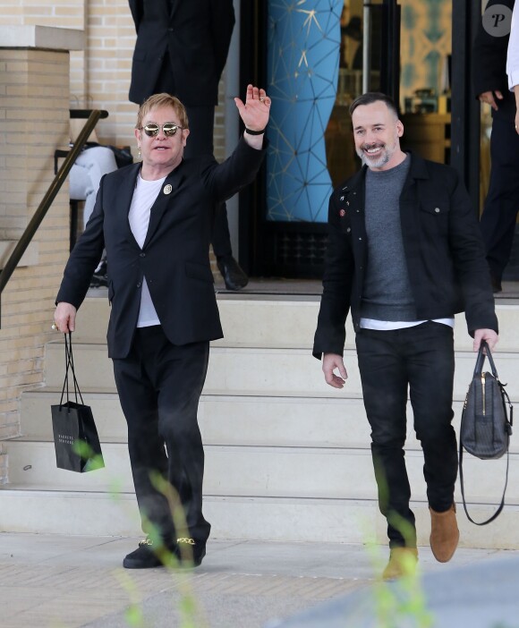 Elton John et son mari David Furnish au centre commercial Barneys New York à Beverly Hills. Los Angeles, le 22 décembre 2015.