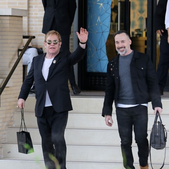 Elton John et son mari David Furnish au centre commercial Barneys New York à Beverly Hills. Los Angeles, le 22 décembre 2015.