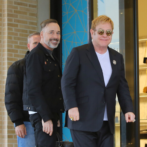 Elton John et son mari David Furnish au centre commercial Barneys New York à Beverly Hills. Los Angeles, le 22 décembre 2015.