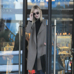 Elle Fanning au centre commercial Barneys New York à Beverly Hills. Los Angeles, le 22 décembre 2015.