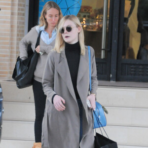 Elle Fanning au centre commercial Barneys New York à Beverly Hills. Los Angeles, le 22 décembre 2015.