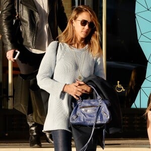 Jessica Alba au centre commercial Barneys New York à Beverly Hills. Los Angeles, le 20 décembre 2015.