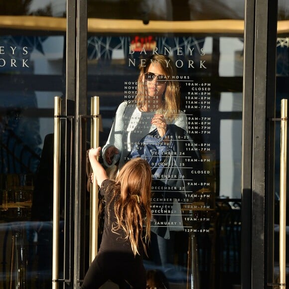 Jessica Alba au centre commercial Barneys New York à Beverly Hills. Los Angeles, le 20 décembre 2015.