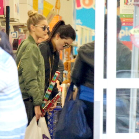 Kendall Jenner et Gigi Hadid font des achats dans un magasin Toys"R"Us à Los Angeles. Le 22 décembre 2015.