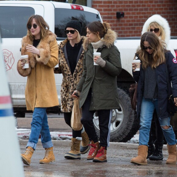 Exclusif - Dakota Johnson, Kate Hudson, Goldie Hawn et Jennifer Meyer - Dakota Johnson, Melanie Griffith, Kate Hudson, Goldie Hawn et Jennifer Meyer font du shopping à Aspen dans le Colorado le 22 décembre 2015.