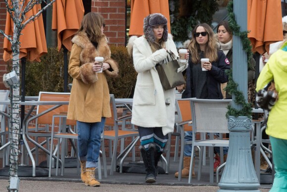 Exclusif - Dakota Johnson, Kate Hudson et Jennifer Meyer - Dakota Johnson, Melanie Griffith, Kate Hudson, Goldie Hawn et Jennifer Meyer font du shopping à Aspen dans le Colorado le 22 décembre 2015.