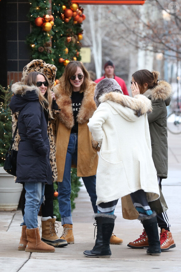 Exclusif - Dakota Johnson, Goldie Hawn et Jennifer Meyer - Dakota Johnson, Melanie Griffith, Kate Hudson, Goldie Hawn et Jennifer Meyer font du shopping à Aspen dans le Colorado le 22 décembre 2015.