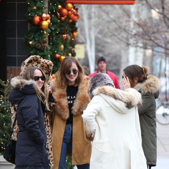 Exclusif - Dakota Johnson, Goldie Hawn et Jennifer Meyer - Dakota Johnson, Melanie Griffith, Kate Hudson, Goldie Hawn et Jennifer Meyer font du shopping à Aspen dans le Colorado le 22 décembre 2015.