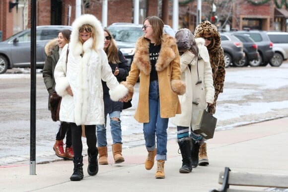 Exclusif - Dakota Johnson, Kate Hudson, Goldie Hawn et Jennifer Meyer - Dakota Johnson, Melanie Griffith, Kate Hudson, Goldie Hawn et Jennifer Meyer font du shopping à Aspen dans le Colorado le 22 décembre 2015.