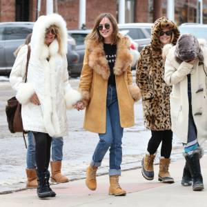 Exclusif - Dakota Johnson, Kate Hudson, Goldie Hawn - Dakota Johnson, Melanie Griffith, Kate Hudson, Goldie Hawn et Jennifer Meyer font du shopping à Aspen dans le Colorado le 22 décembre 2015.